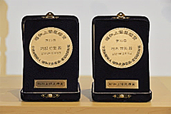 受賞者へ授与される記念メダル