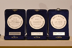 受賞者へ授与される記念メダル